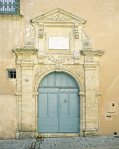 Porte d'entrée sur la rue.