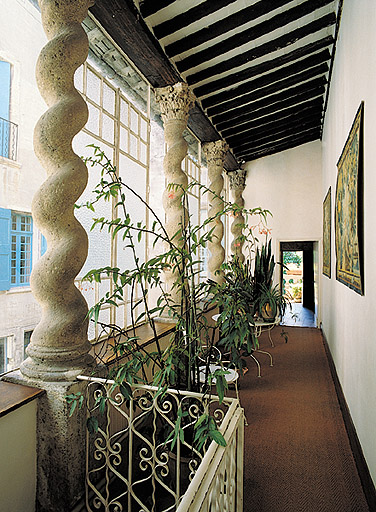 Galerie sur la première cour, vue d'ensemble.