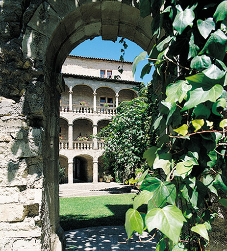 Galerie sur la seconde cour, vue d'ensemble prise du jardin actuel.