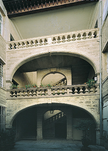 Escalier ouvert sur cour.