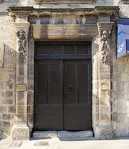 Porte d'entrée.