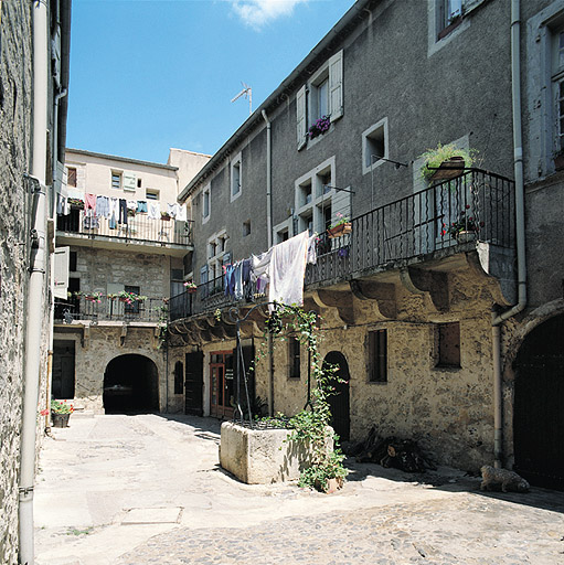Vue d'ensemble de la cour.