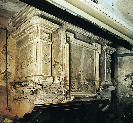 Ancienne salle, cheminée à décor de gypserie.