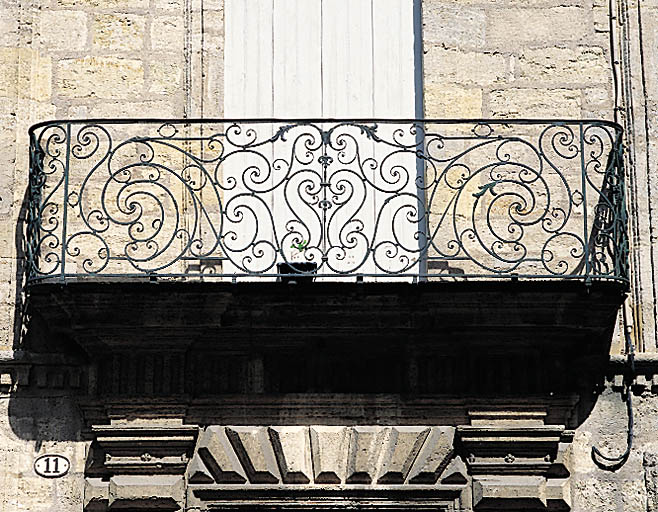 Garde-corps du balcon central.