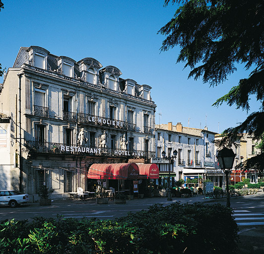 Façade sur le place.