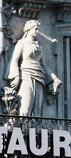 Statue adossée : l'Agriculture.