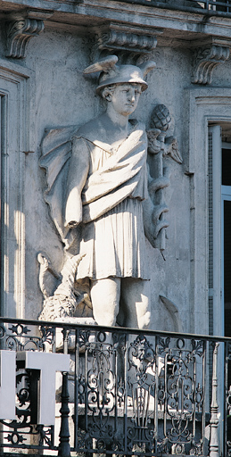 Statue adossée : le Commerce.