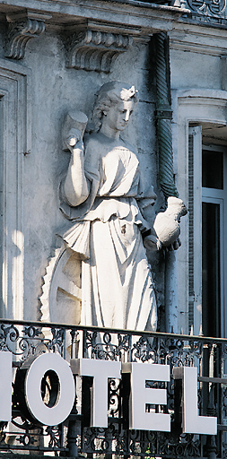 Statue adossée : l ' Industrie.