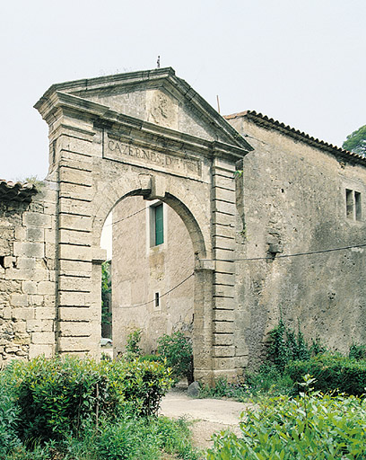 Porte des anciennes casernes.