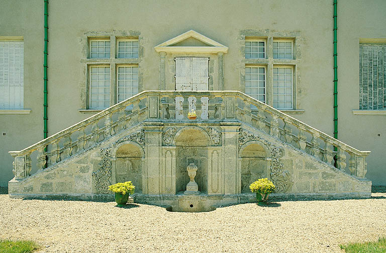 Façade est, escalier.