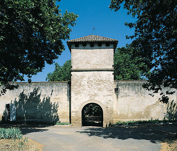 Tour-porte avec pigeonnier à l'étage.