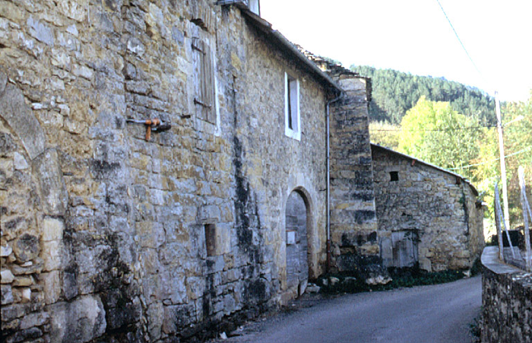 Elévations sur rue du logis (parcelle 245) et du corps de passage (parcelle 244).