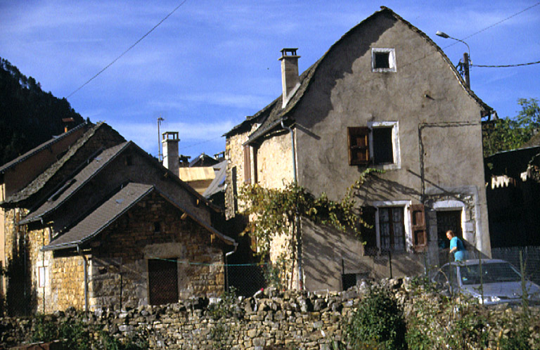 Mur pignon d'une maison avec toit en carène à Bramonas.