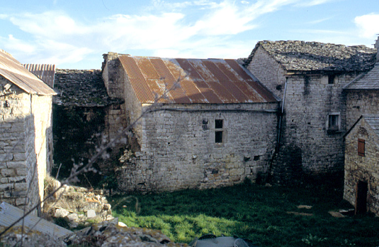 Vue d'ensemble de la cour prise de l'est.