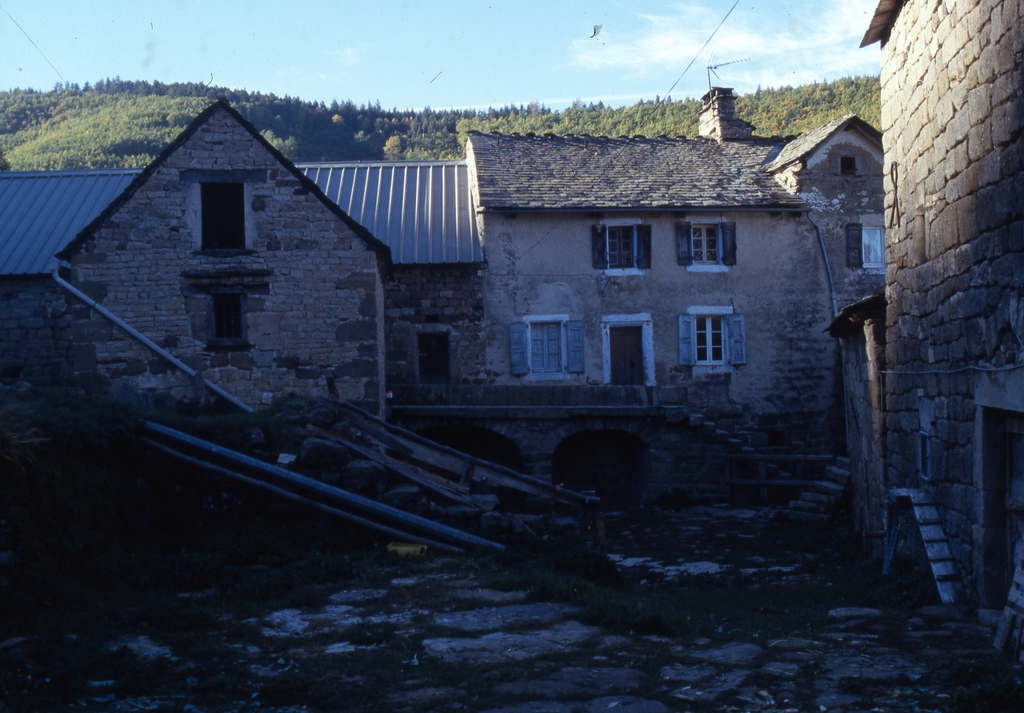 Vue d'ensemble de la cour et du logis prise de l'ouest