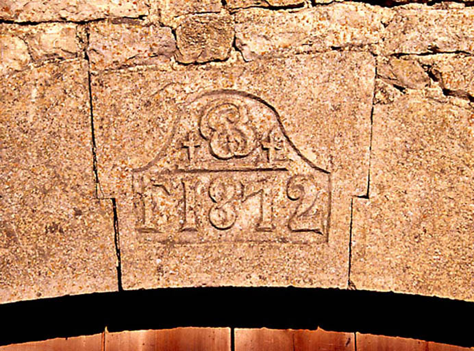Porte charretière de la parcelle 430 : détail de la clef avec l'inscription datée 1872.