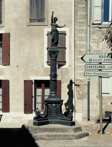 Vue d'ensemble avec piédestal.