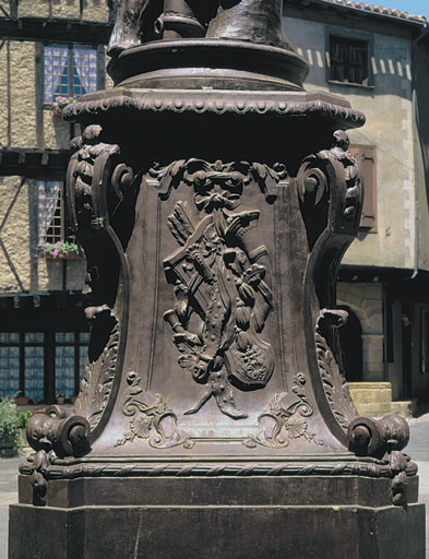 Détail des motifs sculptés sur le socle.