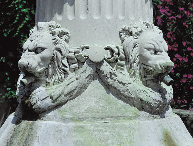 Détail des lions versant l'eau.