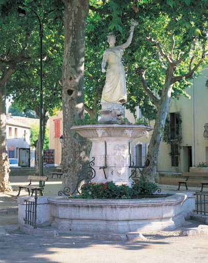 vue générale de la fontaine sur la place du village
