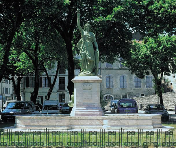 vue générale du monument sur la place