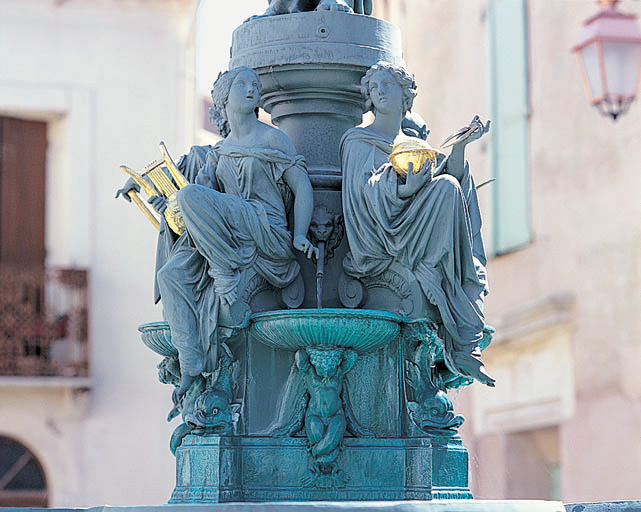 Vue de deux des quatre figues féminines drapées à l'antique, assises aux pieds de la République.