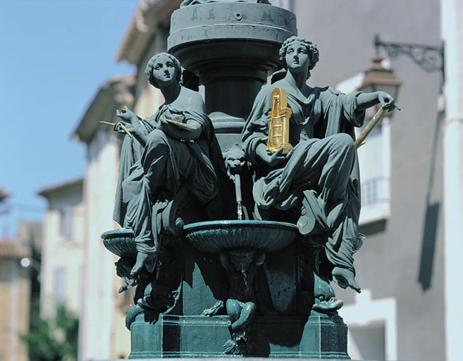 Vue de deux des quatre figues féminines drapées à l'antique, assises aux pieds de la République.