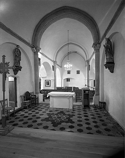 Vue d'ensemble de la nef prise du choeur vers l'entrée.