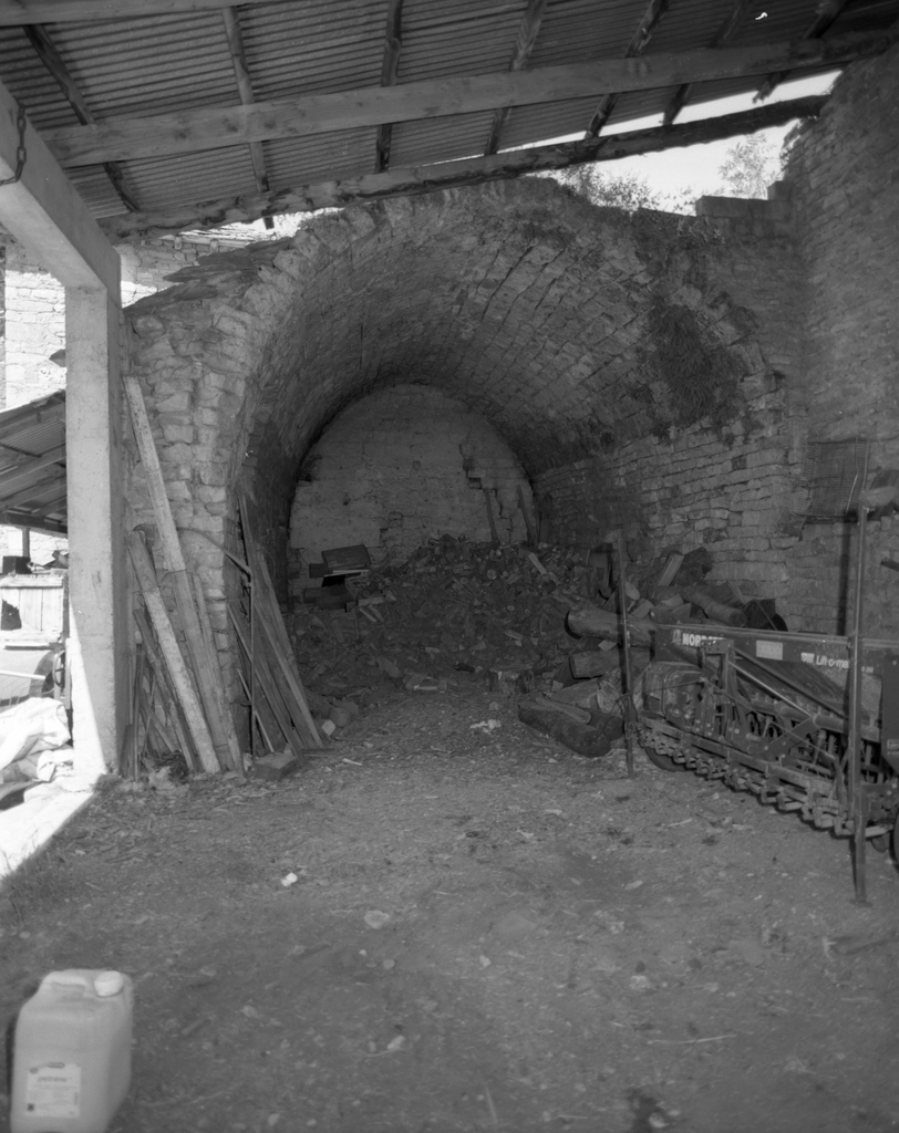 Vue d'ensemble du hangar voûté en berceau brisé (ancienne bergerie ?)