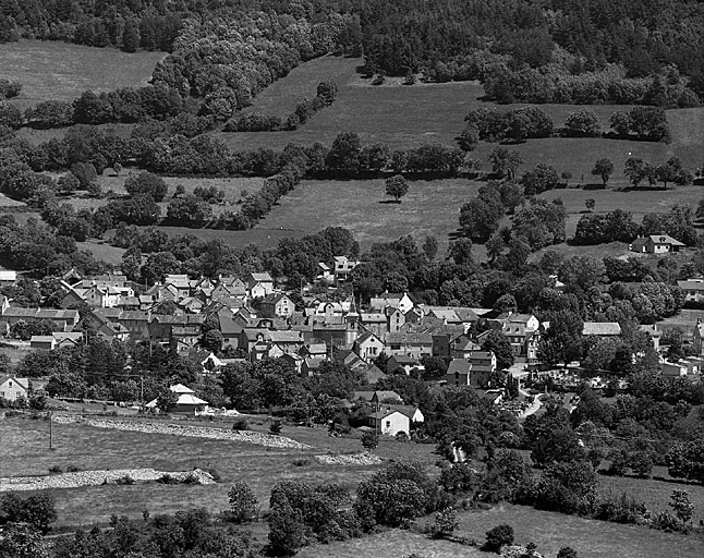Vue d'ensemble du village prise du sud à partir du chemin menant au Truc de Balduc.