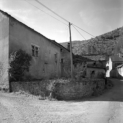 Vue d'ensemble des élévations sur rue prises du nord.