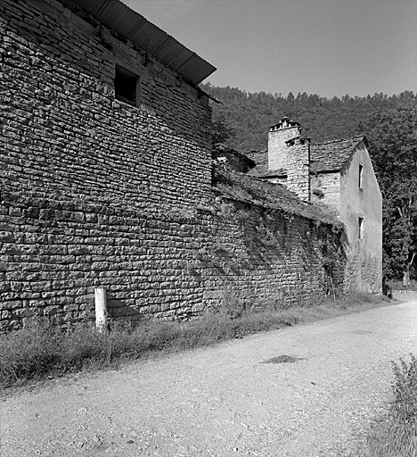 Vue d'ensemble des élévations nord, prises du nord-est.