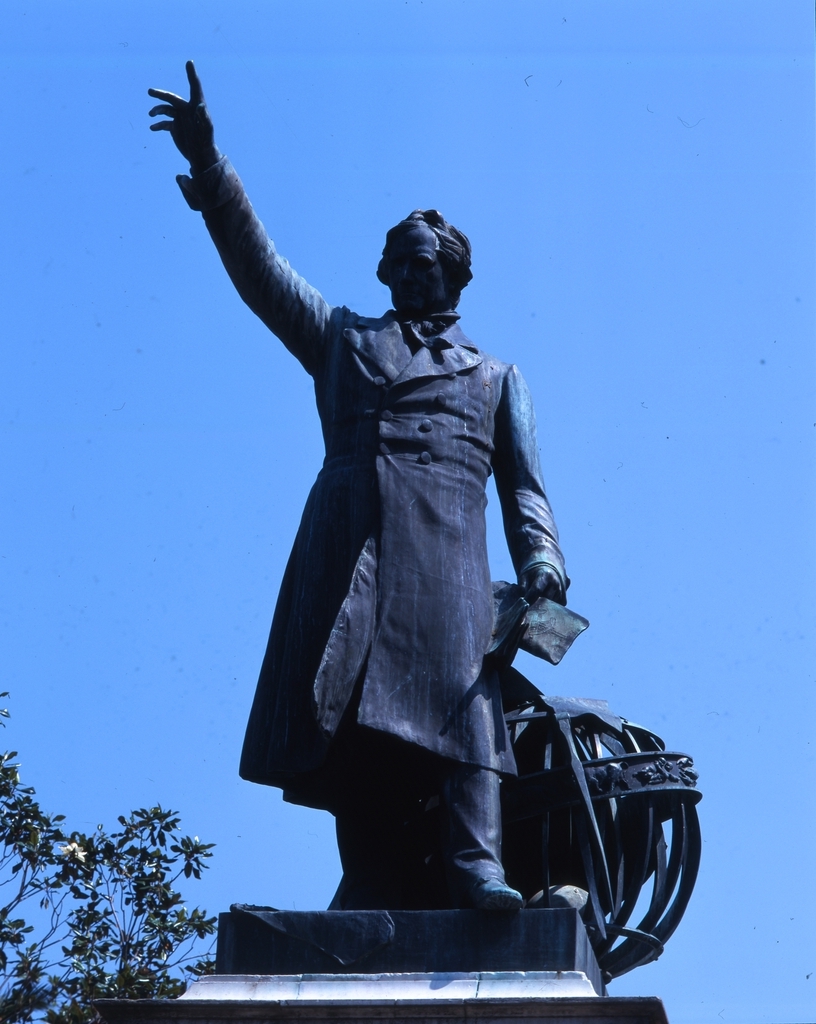 vue de face de la statue de François Arago
