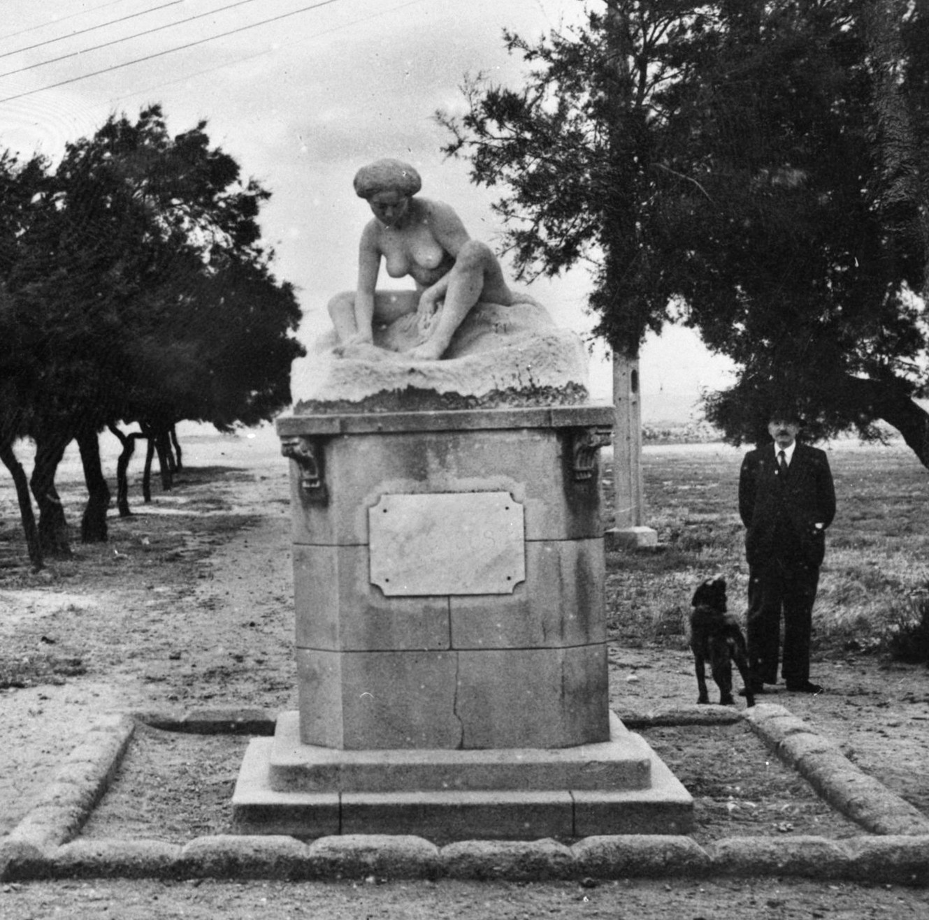 Statue de Baigneuse assise.