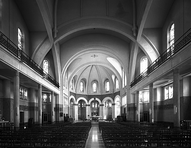 Vue intérieure prise vers le choeur.