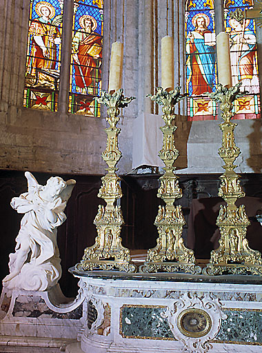 Détail de la garniture d'autel : chandeliers d'autel.