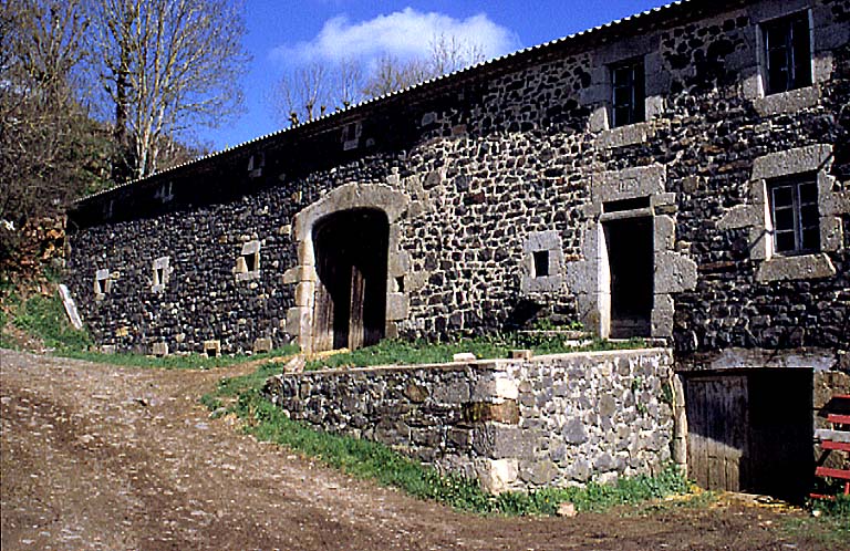 Vue d'ensemble du logis et de la grange-étable