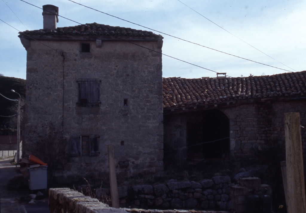 Vue d'ensemble du logis et de l'entrée de la grange