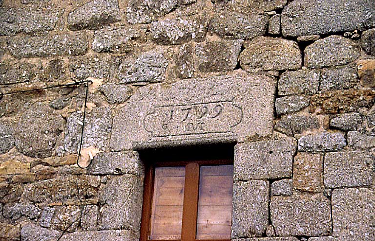 Détail du linteau de la porte d'entrée daté 1799 (parcelle 536)