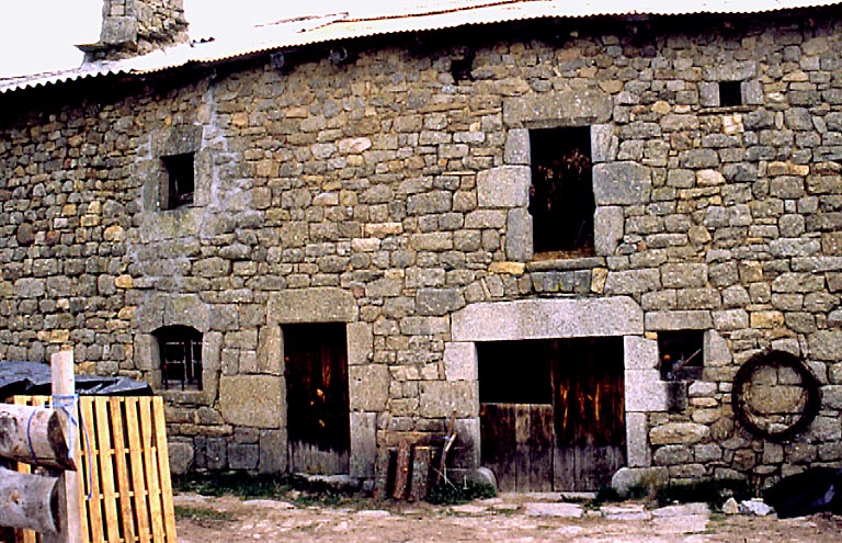 Vue d'ensemble d'une petite maison construite dans un alignement