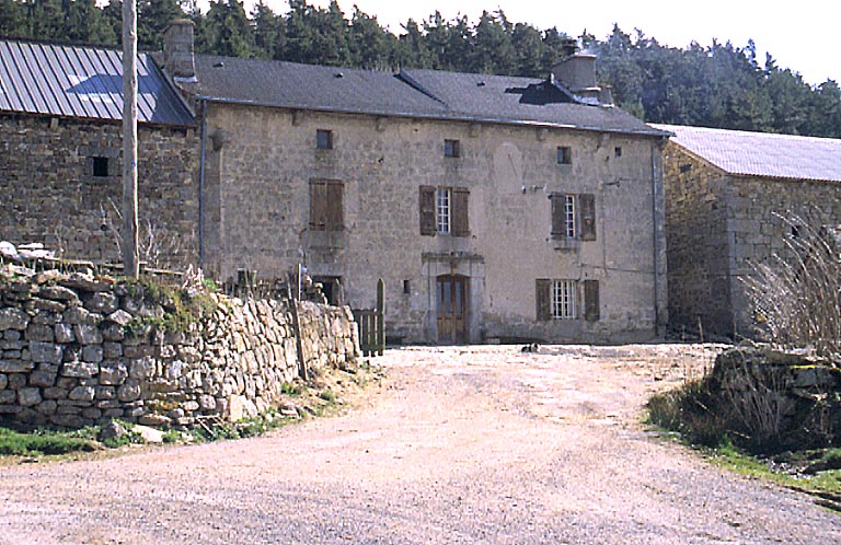 Vue d'ensemble de l'entrée de la cour et du logis