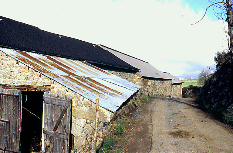 Vue d'ensemble des élévations postérieures des granges et du logis le long du chemin