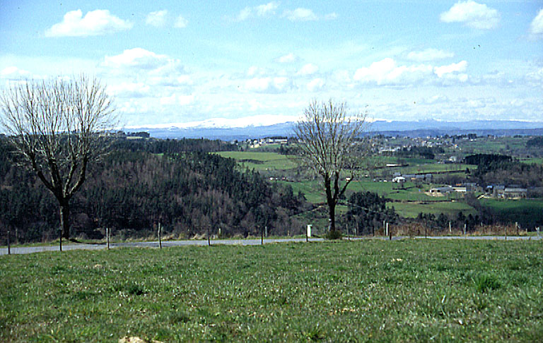 Paysage de la Margeride entre Julianges et Chaulhac. Vue prise vers le nord-ouest (à partir du plateau au dessus de Julianges ?) avec en arrière plan, le Plomb du Cantal