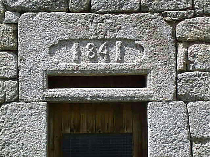Porte de logis : détail du linteau daté 1841.
