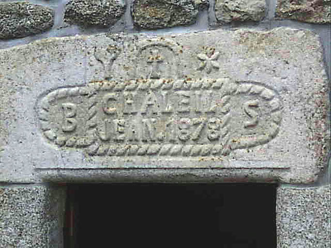 Porte du logis : détail du linteau daté 1878.