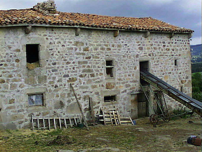 Vue d'ensemble d'une ferme transformée en grange-étable.
