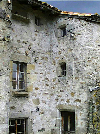 Vue partielle de l'élévation antérieure du logis et la tour d'escalier