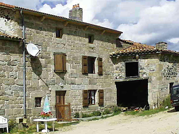 Vue d'ensemble de l'élévation sud du logis et ddee la remise