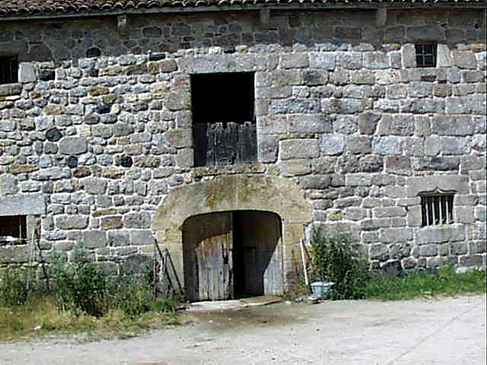 Vue d'ensemble de la grange-étable.