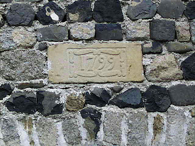 Détail d'une pierre en remploi datée 1799.